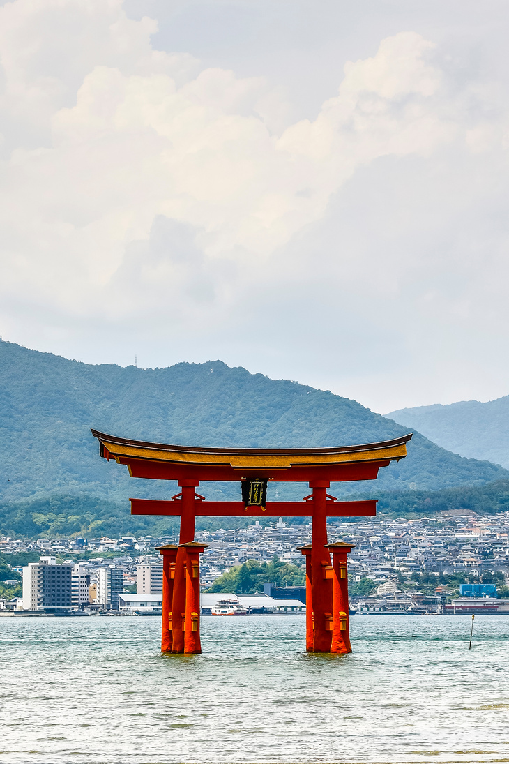 Itsukushima Jinja Otorii in Miyajima, Hiroshima, Japan.